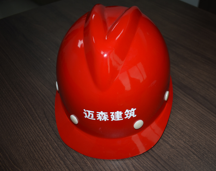 講述施工現(xiàn)場(chǎng)佩戴建筑安全帽注意事項(xiàng)。